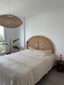 En eller flere senge i et værelse på Aguacate beach golf appartement