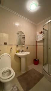 een badkamer met een toilet, een wastafel en een douche bij 2 Bedrooms 1 Bathrooms-2 Pools&With Direct beach Access in Tanger