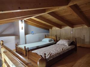 Giường trong phòng chung tại Loukas