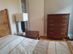 1 dormitorio con 1 cama, vestidor y lámpara en Cavendish, 4 bedroom home, en New Glasgow