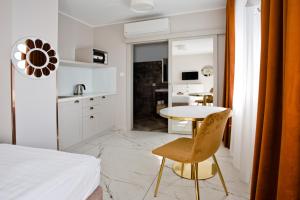 1 dormitorio con 1 cama y 1 mesa con silla en Meduza Sopot en Sopot