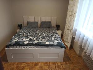 a bedroom with a large bed in a room at Apartament Parkowa in Nowy Targ