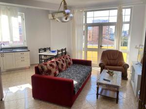 uma sala de estar com um sofá e uma mesa em Tirana Apartment white em Tirana