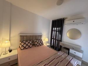 Tempat tidur dalam kamar di Luxury Inn:2BR Amazing Garden View in Madinaty B10