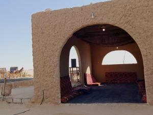 een woonkamer met een boog in een gebouw bij Karam Sands in Siwa