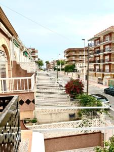 un gruppo di scale su una strada cittadina con edifici di Casita Playa Yolanda a Santa Pola Altre 11 foto