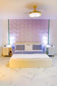 a bedroom with a bed and a purple wall at Agapi Mou in Gaspar Hernández