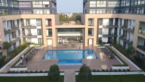 - une vue aérienne sur un complexe d'appartements avec une piscine dans l'établissement Golden Place Properties At The Embassy Gardens, à Accra