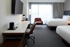 Courtyard by Marriott Montreal Laval客房内的一张或多张床位