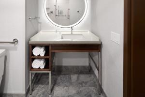 Courtyard by Marriott Montreal Laval的一间浴室