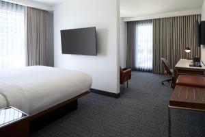 Courtyard by Marriott Montreal Laval的电视和/或娱乐中心