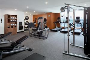 Courtyard by Marriott Montreal Laval的健身中心和/或健身设施