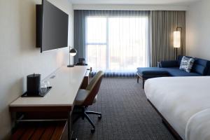 Courtyard by Marriott Montreal Laval客房内的一张或多张床位