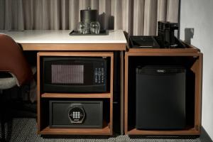 a table with a microwave oven and a microwave at Courtyard by Marriott Montreal Laval in Laval