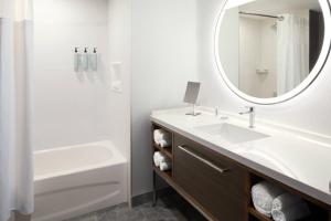 Courtyard by Marriott Montreal Laval的一间浴室