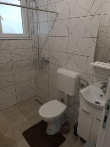 een badkamer met een toilet en een wastafel bij Apartmani CENTAR in Jajce