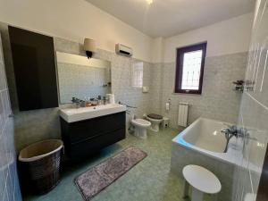 ein Badezimmer mit Badewanne, Waschbecken und Toilette in der Unterkunft Casa Cecilia(Villino da 2 a 8 persone) in Ladispoli + 45 Fotos