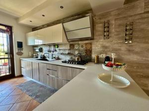 eine Küche mit einer Theke mit einer Obstschale darauf in der Unterkunft Casa Cecilia(Villino da 2 a 8 persone) in Ladispoli