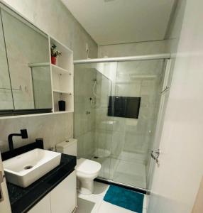 uma casa de banho com um chuveiro, um lavatório e um WC. em Casa Aconchegante com Piscina em Petrolina