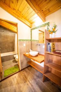 y baño con lavabo, ducha y espejo. en Casa en entorno de bosque, cerca de playas y cerros en San Carlos de Bariloche