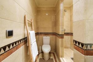 a bathroom with a toilet and a shower at Appartement Chic Gueliz Plaza avec Vue in Marrakech +27 photos