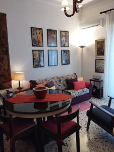 sala de estar con mesa y sofá en Casa Assuntina, en Cefalú