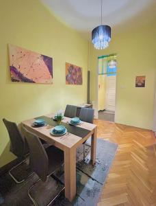 - une salle à manger avec une table et des chaises dans l'établissement H&A Suite Newly City Center 2 Bed & convenient, à Budapest