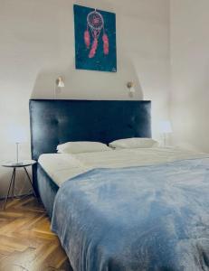 - un grand lit avec une tête de lit bleue dans une chambre dans l'établissement H&A Suite Newly City Center 2 Bed & convenient, à Budapest