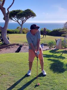 a woman is playing golf on the grass at "Casa Oliveiras" studio avec terrasse et piscine in Loulé