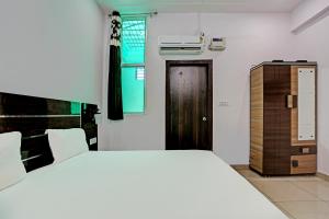 A bed or beds in a room at OYO Mahak Hotel & Restaurant