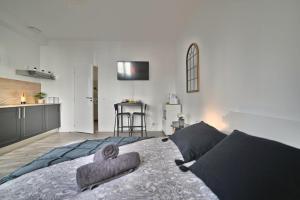 - une chambre avec un lit et 2 serviettes dans l'établissement Petit Bijou - Hypercentre, TV 4K, Netflix, Fibre, à Saintes