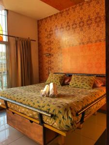 1 cama con 2 toallas en un dormitorio en PazZHOtel, en Valparaíso
