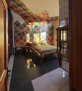 um quarto com uma cama e uma janela em PazZHOtel em Valparaíso