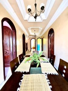 uma sala de jantar com uma mesa longa e cadeiras em House in Essaouira em Essaouira