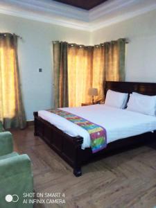 EXPRESS HOTEL في لاهور: غرفة نوم بسرير كبير في غرفة