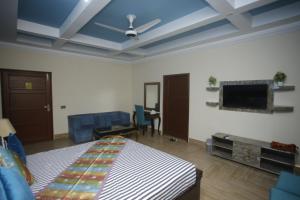 EXPRESS HOTEL في لاهور: غرفة نوم بسرير ومروحة سقف