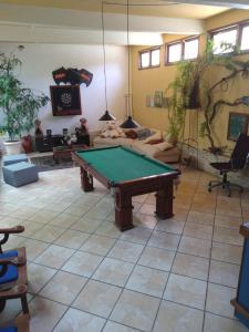 Meja biliard di hostel casa de praia suites