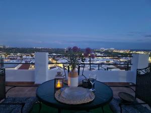 サロブレーニャにあるVilla Pedroのバルコニー(キャンドルとワイングラス付)