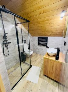 uma casa de banho com 2 lavatórios e um chuveiro em U Babci na strychu em Zakopane
