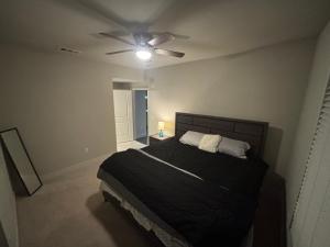 1 dormitorio con 1 cama y ventilador de techo en InMotion, en San Diego