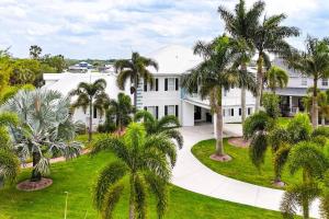 una vista aérea de una casa blanca con palmeras en Hidden Gem, Riverview, Pool en Riverview