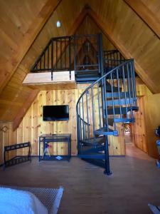 um quarto com uma escada em espiral num sótão em Knotty Pines Lodge em Bass Lake Annex