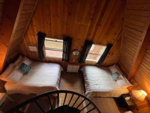 uma vista superior de duas camas num camarote em Knotty Pines Lodge em Bass Lake Annex