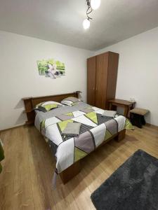 ein Schlafzimmer mit einem Bett mit einer bunten Bettdecke in der Unterkunft Casa Decebal in Călimăneşti