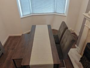 una mesa de comedor y una silla en una habitación en 3 Bedroom Entire House en Middlesbrough