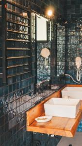 La salle de bains est pourvue d'un lavabo et d'un comptoir en bois. dans l'établissement Estalagem Tronador, à Camanducaia