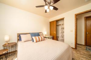 een slaapkamer met een bed en een plafondventilator bij SPA! KING BED! BOAT parking! Villa w/ water views! in Lake Havasu City