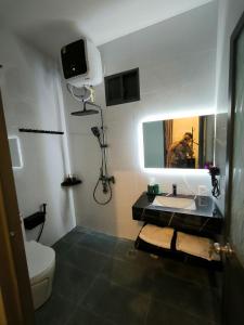 La salle de bains est pourvue d'un lavabo, de toilettes et d'un miroir. dans l'établissement Homestay 1999, à Tân Tạo