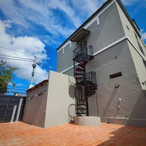 un bâtiment avec un escalier en colimaçon sur son côté dans l'établissement Departamentos Espejo Dpto A, à Concordia