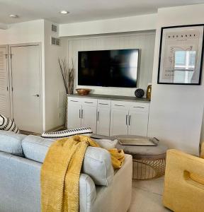 Modern Fully Renovated Suite & Loft in Downtown Trenton في ترينتون: غرفة معيشة مع أريكة وتلفزيون